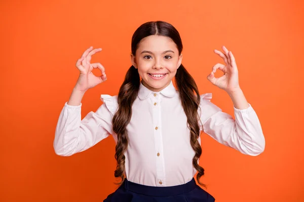 Portret van mooie charmante schattige Kid adverteren zeggen uitstekende keuze beslissing advies adviseren akkoord dragen witte modieuze moderne kleding geïsoleerd oranje achtergrond — Stockfoto