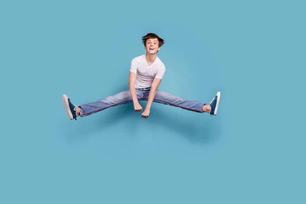 Volledige lengte lichaam grootte foto van jongen hebben gedaan Splits rechten in de lucht terwijl geïsoleerd met blauwe achtergrond — Stockfoto