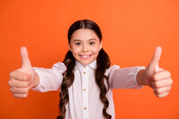 Portrét půvabného, hezkého dítěte budoucí promotér pociťoval obsah veselý oblečený bílý moderní halenka hispánský účes izolované oranžové pozadí — Stock fotografie