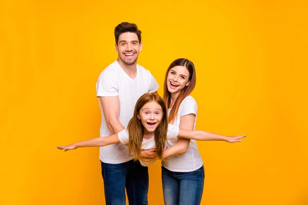 Foto von drei Familienmitgliedern, die ihre Freizeit mit Spielen verbringen, tragen lässiges Outfit isoliert gelben Hintergrund — Stockfoto