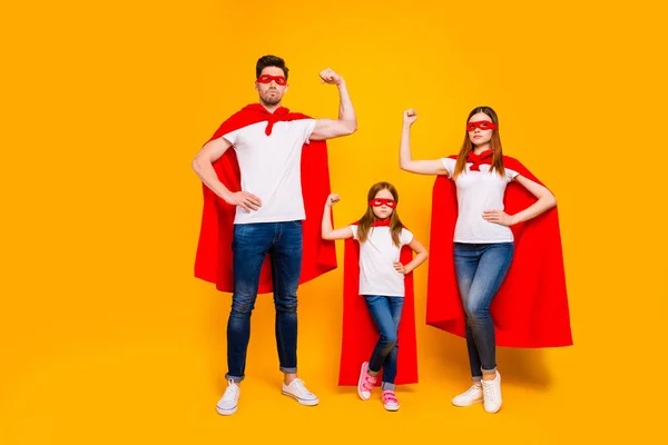 Família de três membros jogando desenhos animados personagens incríveis usam traje de super-herói isolado fundo amarelo — Fotografia de Stock