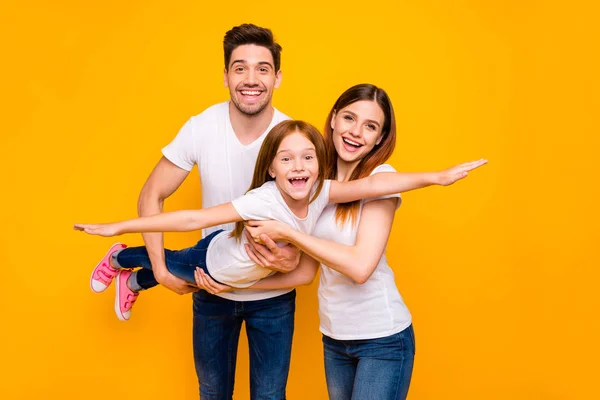 Foto de tres miembros de la familia que pasan tiempo libre jugando juegos usan atuendo casual aislado fondo amarillo — Foto de Stock