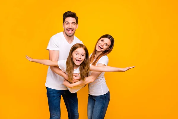 Foto von drei Familienmitgliedern, die ihre Freizeit zusammen verbringen, tragen lässiges Outfit isoliert gelben Hintergrund — Stockfoto