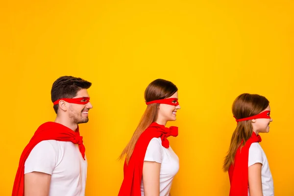 Foto da família jogando personagens de desenhos animados usam trajes de carnaval de super-herói isolado fundo amarelo — Fotografia de Stock