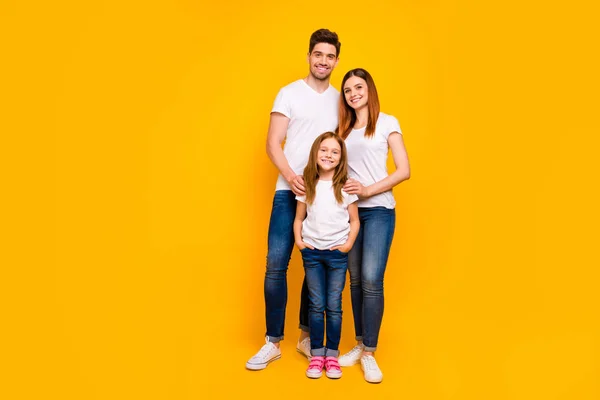 Lunghezza completa foto di famiglia trascorrere il tempo libero insieme indossare abbigliamento casual isolato sfondo giallo — Foto Stock