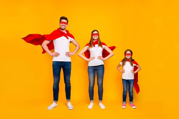 Membros da família jogando desenhos animados personagens incríveis usam casacos voadores de super-herói isolado fundo amarelo — Fotografia de Stock