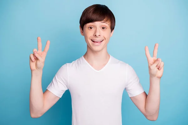 Foto van jonge vrolijke Fun Guy zeggen Hi naar u terwijl geïsoleerd met blauwe achtergrond — Stockfoto