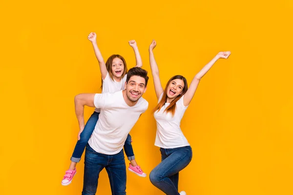 Retrato de três agradável atraente encantador bonito encantador alegre alegre alegre alegre brincalhão feliz pessoa extática se divertindo dançando isolado sobre brilhante brilho vívido fundo amarelo — Fotografia de Stock