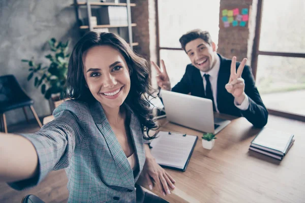 Photo de gentils gens d'affaires joyeux et relaxants qui se reposent pendant la pause officielle à leur travail — Photo