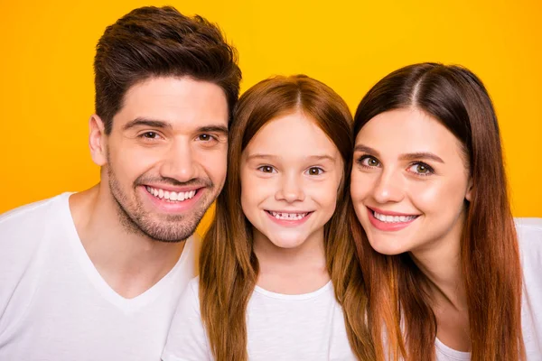 Close up foto di papà mamma e piccola signora foxy felice insieme indossare abbigliamento casual isolato sfondo giallo — Foto Stock