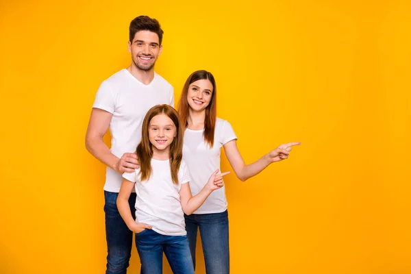 Pappa mamma och små Foxy Lady indikerar armar tomt utrymme till försäljning slitage casual outfit isolerad gul bakgrund — Stockfoto