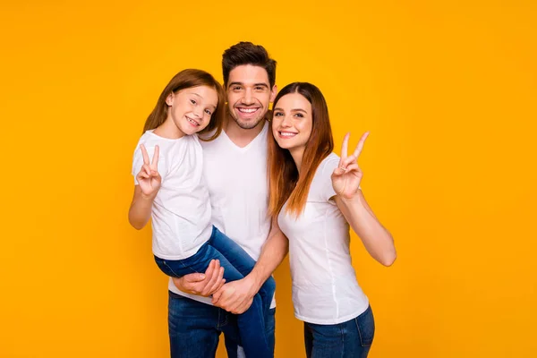 Porträt von drei schönen attraktiven charmant niedlich süß zart fröhlich fröhlich optimistisch Person zeigt V-Zeichen genießen Freizeit isoliert über hell lebendigen Glanz gelb Hintergrund — Stockfoto