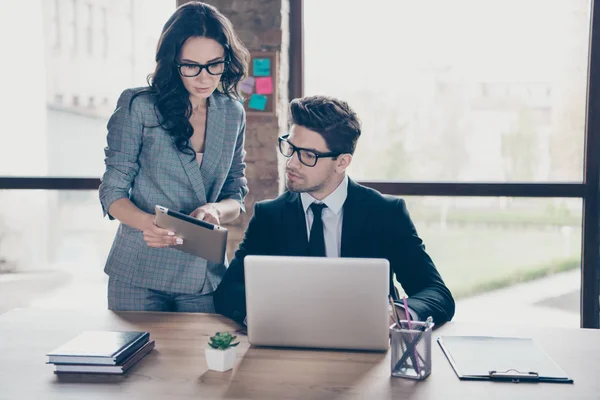 Foto van nadenken over een pensieve gok denken CEO het controleren van het rapport van zijn werknemer geconcentreerd en gefocust — Stockfoto