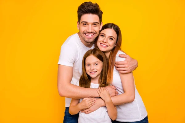 Photo de papa maman et petite dame sexy ayant le meilleur temps porter tenue décontractée isolé fond jaune — Photo