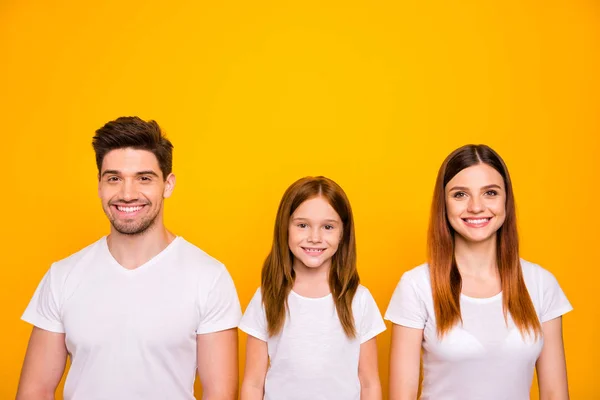 Photo de papa maman et petite dame sexy heureux ensemble porter tenue décontractée isolé fond jaune — Photo