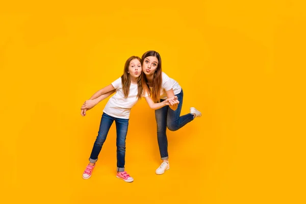 Comprimento total do corpo tamanho vista de dois agradável atraente bonito elegante alegre alegre alegre infantil brincalhão pessoa que se diverte isolado sobre brilhante vívido brilho fundo amarelo — Fotografia de Stock