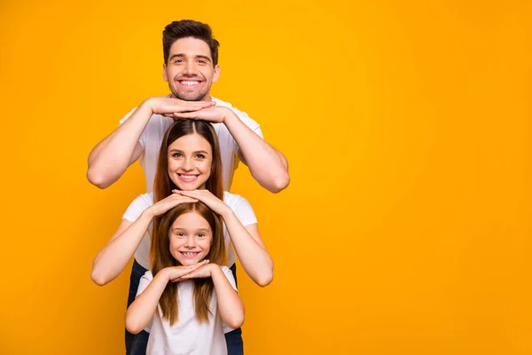 Ritratto di tre bello attraente affascinante carino attento winsome tipo allegro allegro persona allegra in ordine di gerarchia che si sostengono a vicenda isolato su brillante vivido sfondo giallo lucentezza — Foto Stock