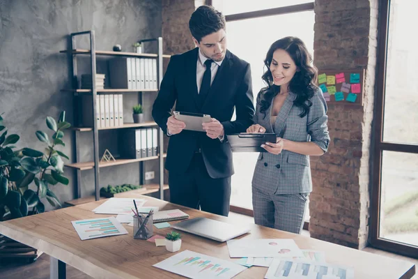 Foto av två Business People partners dela startinformation stående arbetsstation kontor klädd formella slitage kostymer — Stockfoto