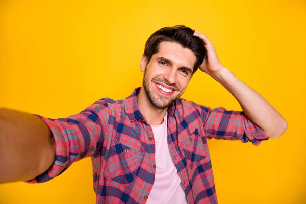 Foto de um bom homem que acaba de voltar da barbearia tendo seu cabelo recém-feito enquanto isolado com fundo vívido — Fotografia de Stock