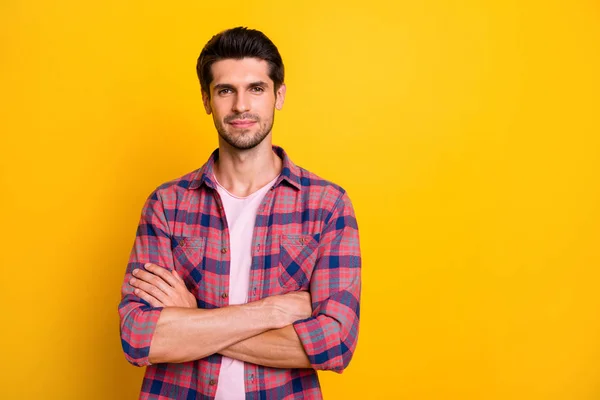 Foto de una persona segura que participa en la creación de un proyecto empresarial que lo glorificará mientras está aislado con un fondo amarillo — Foto de Stock