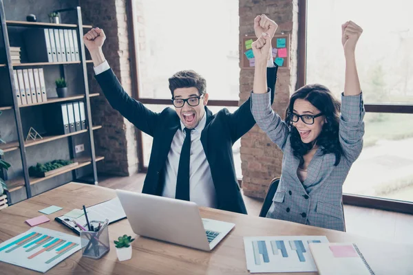 Foto de dos alegres alegres sorprendidos freelancers sorprendidos al ver sus salarios aumentados — Foto de Stock