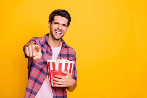 Foto de risueño alegre chico regocijo viendo película de comedia con amigos mientras se aísla con fondo amarillo — Foto de Stock