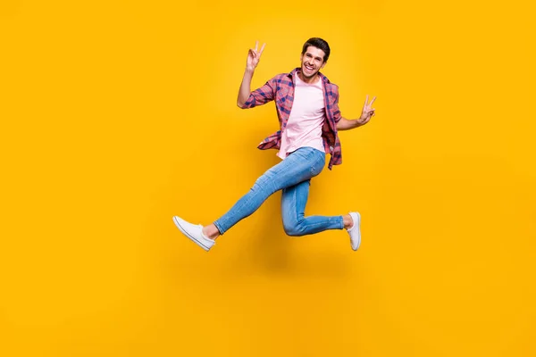 Ganzkörpergröße Foto des Mannes läuft auf Luft zeigt Ihnen V-Zeichen, um hallo zu sagen, während isoliert mit gelbem Hintergrund — Stockfoto