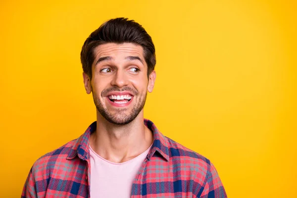 Fotó a mosolygó vidám ember nevetve előtt álló kamera néz el, miközben elszigetelt sárga háttérrel — Stock Fotó