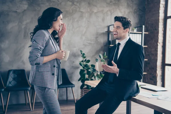 Foto de dos personas de negocios que tienen café descanso de pie estación de trabajo comunicando trajes de vestir formal vestido —  Fotos de Stock