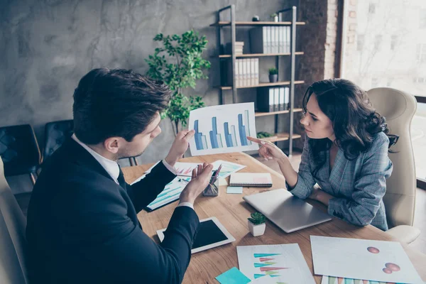 Foto von zwei Geschäftsleuten Dame und Mann diskutieren Ertragsplan sitzen Bürostühle Werkstatt — Stockfoto