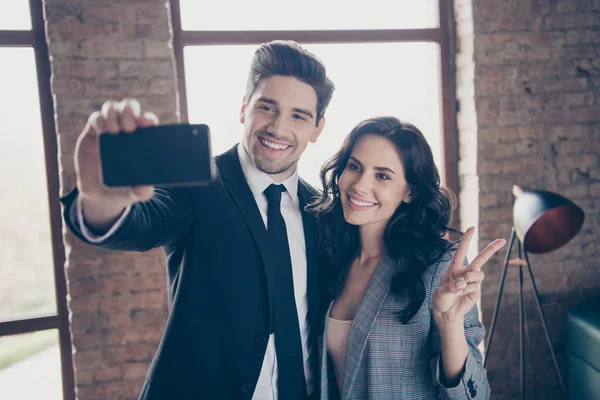 Foto de dois parceiros fazendo selfies mostrando v-sinal de pé oficina escritório vestido ternos de desgaste formal — Fotografia de Stock