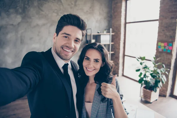 Foto de dois parceiros fazendo selfies em novo escritório oficina levantando polegar acima trajes formais vestidos — Fotografia de Stock