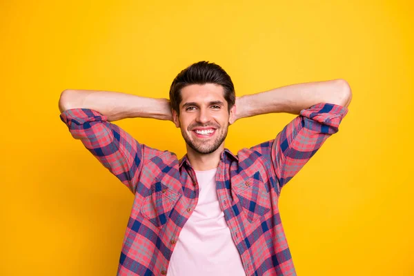 Foto van rust zakenman tevreden met dat er geen behoefte om te denken over zijn werknemers meer terwijl geïsoleerd met gele achtergrond — Stockfoto