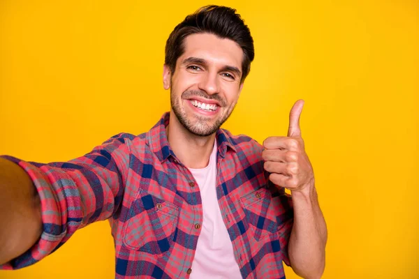 Foto de un hombre guapo mostrando sus dientes después de haber regresado de la clínica de odontología mientras estaba aislado con fondo amarillo —  Fotos de Stock