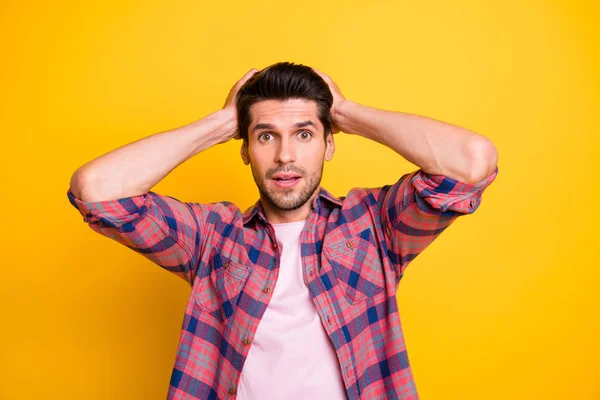 Photo of scared stunned man in stupor having no idea what to do with what he sees while isolated with yellow background — Stock Photo, Image
