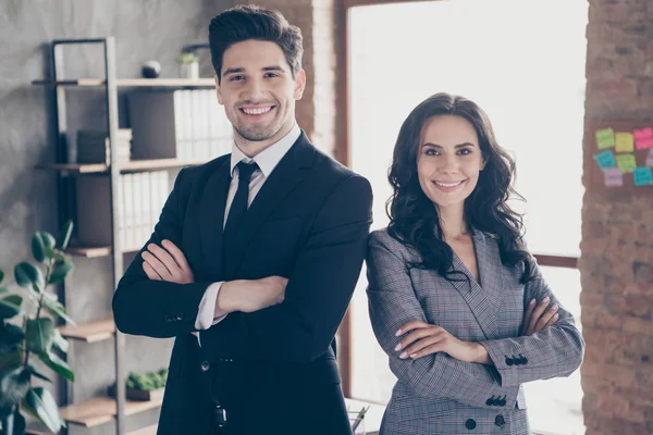 Foto dua mitra yang melakukan pertemuan dengan para investor di kantor lokakarya baru mengenakan pakaian formal — Stok Foto