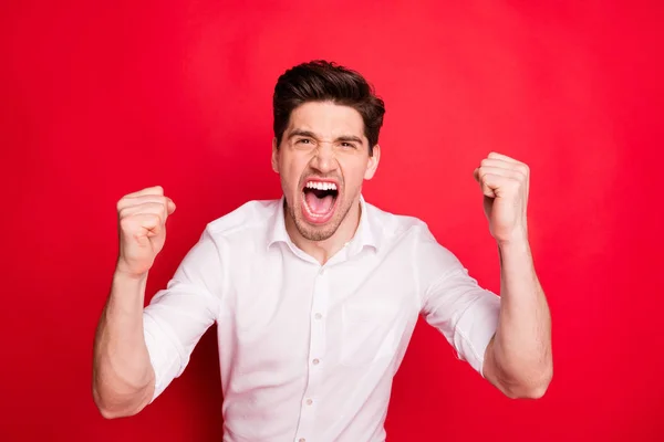 Close-up portret van zijn hij mooie aantrekkelijke ellendig verwoeste kerel toont negatieve slechte gek Mood emotie vechten geïsoleerd over heldere levendige glans rode achtergrond — Stockfoto