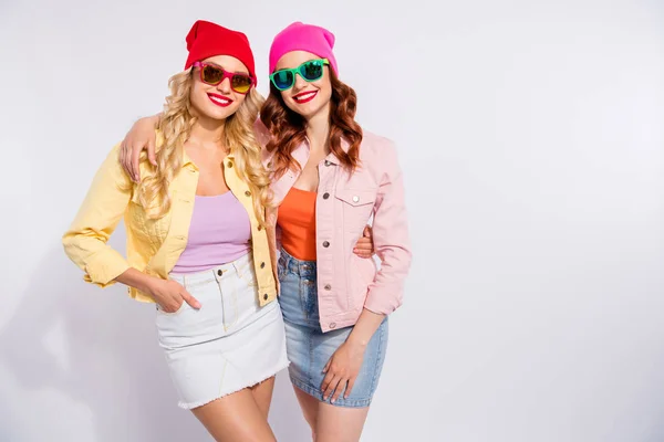 Foto van twee mooie dames cool look dragen zon specs casual kleding geïsoleerd witte achtergrond — Stockfoto