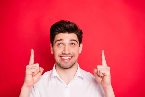 Primer plano retrato de agradable atractivo alegre alegre alegre positivo divertido contenido chico apuntando dos precursores hasta regalo de vacaciones sorpresa presente anuncio anuncio aislado sobre brillante vivo brillo rojo fondo — Foto de Stock