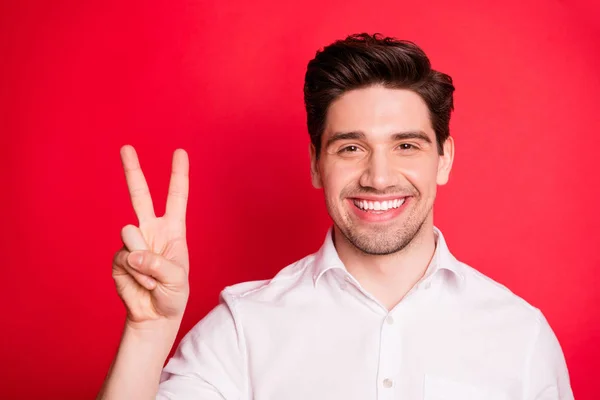 Close-up foto van aantrekkelijke man maken v-tekenen dragen van wit overhemd geïsoleerd over rode achtergrond — Stockfoto