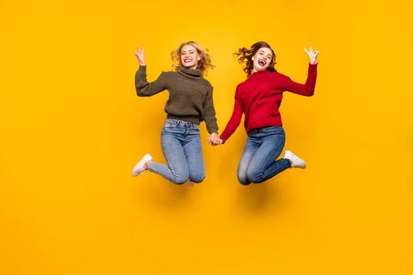 Hela kroppen foto av söta damer hoppar hög visar v-skyltar slitage stickade pullovrar isolerad gul bakgrund — Stockfoto