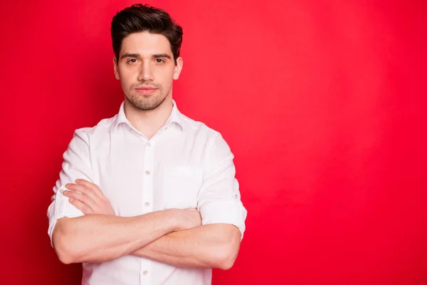 Retrato del empresario concentrado cruzando sus manos con camisa blanca aislada sobre fondo rojo — Foto de Stock