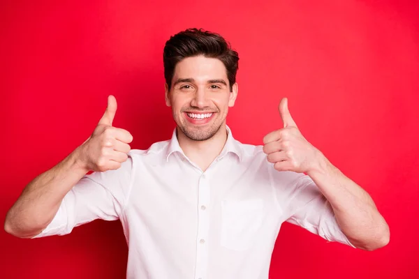 Retrato de hombre guapo mostrando el pulgar hacia arriba la publicidad con camisa blanca aislada sobre fondo rojo —  Fotos de Stock