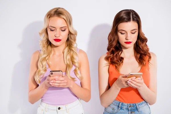 Foto van twee mooie dames schrijven e-mail telefoons slijtage casual tank tops geïsoleerde witte achtergrond — Stockfoto