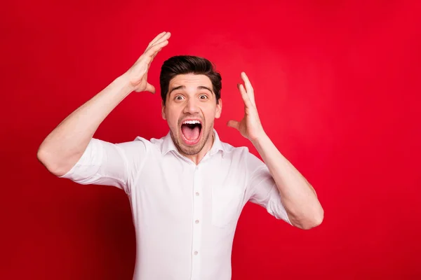 Foto de alegre feliz gritando hombre afortunado campeón ser aislado con fondo rojo — Foto de Stock