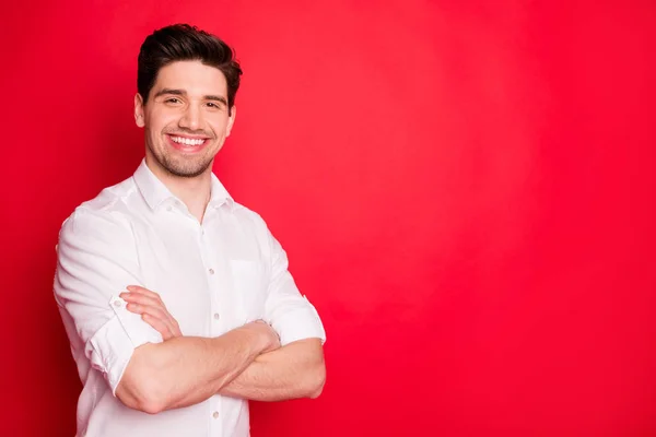 Retrato de su agradable atractivo alegre alegre alegre alegre contento chico representante director ejecutivo copia espacio aislado sobre brillante vivo brillo fondo rojo — Foto de Stock