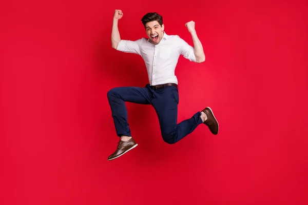赤い背景で孤立しながら目標に到達した幸せを持って走る陽気な大喜びの興奮した男の写真 — ストック写真