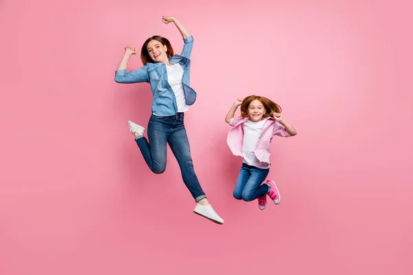 Full size photo of foxy little lady and her excited mom jumping high wear casual clothes isolated pink background — Stock Photo, Image