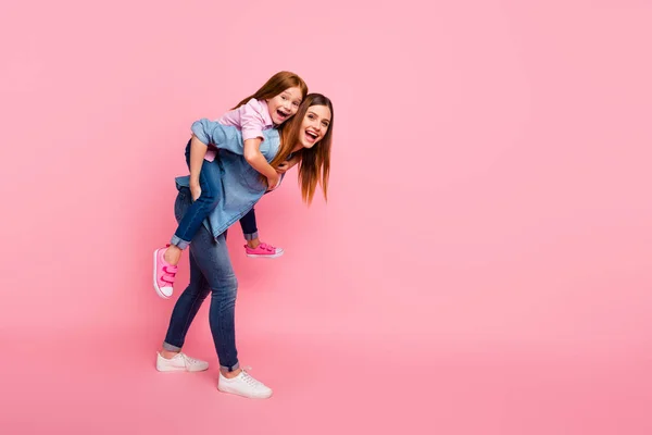 Foto de comprimento total de engraçado foxy pequena senhora e sua mãe passar o tempo de lazer usar roupas casuais isolado fundo rosa — Fotografia de Stock