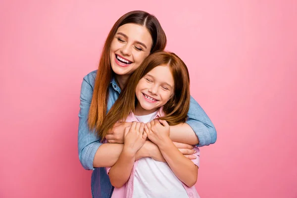 Kleine foxy Dame hält Mütter Hände genießen Treffen nach dem Sommerlager tragen lässige Kleidung isoliert rosa Hintergrund — Stockfoto